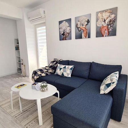 Bright Stylish Apartment In Pitesti Piteşti Exteriör bild